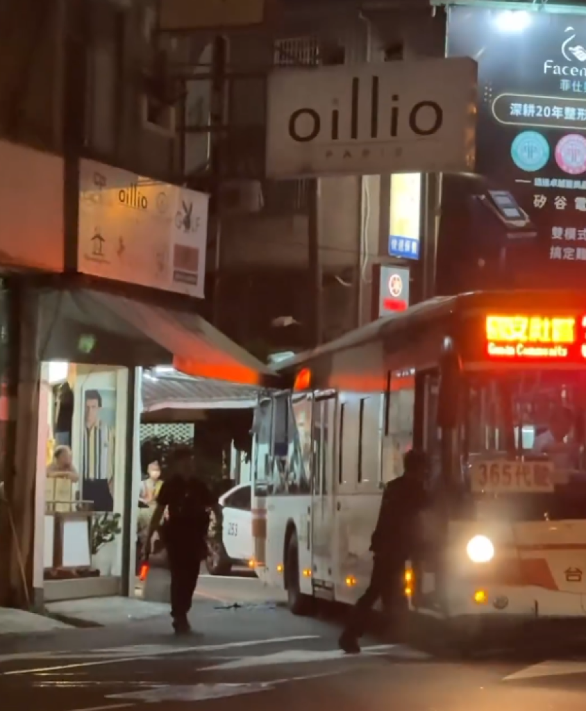 警察攔公車是「台中日常」？ 　警方：公車撞雨遮