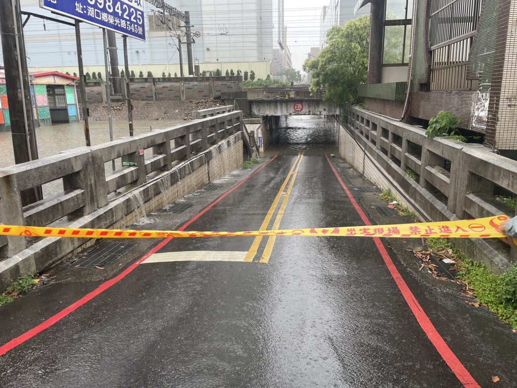 鋒面過境暴雨　新竹縣3處車行地下道積水封閉