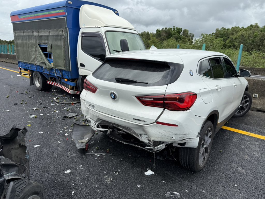 驚險！國1仁德段6車撞一團　3人送醫治療中