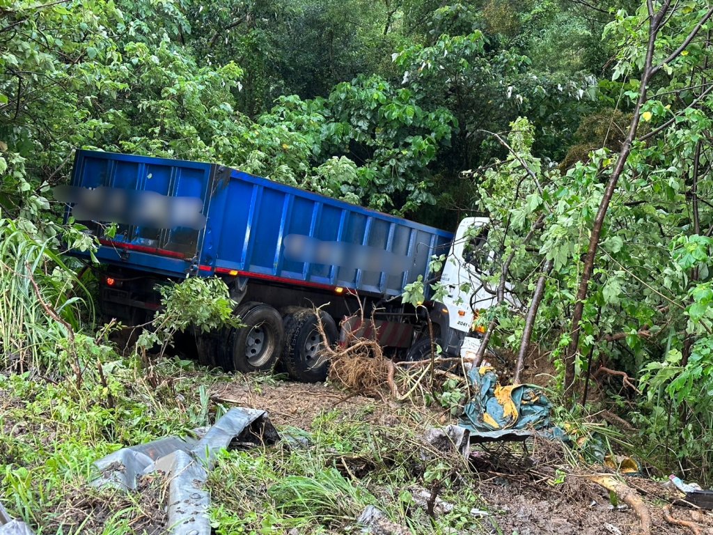 台64線車禍！觀音山隧道前曳引車撞破護欄墜邊坡　駕駛受傷送醫