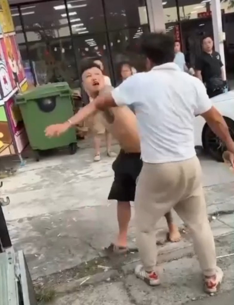 「白沙屯盃」格鬥賽彰化登場！　不滿違停併排被勸告兩男當街扭打