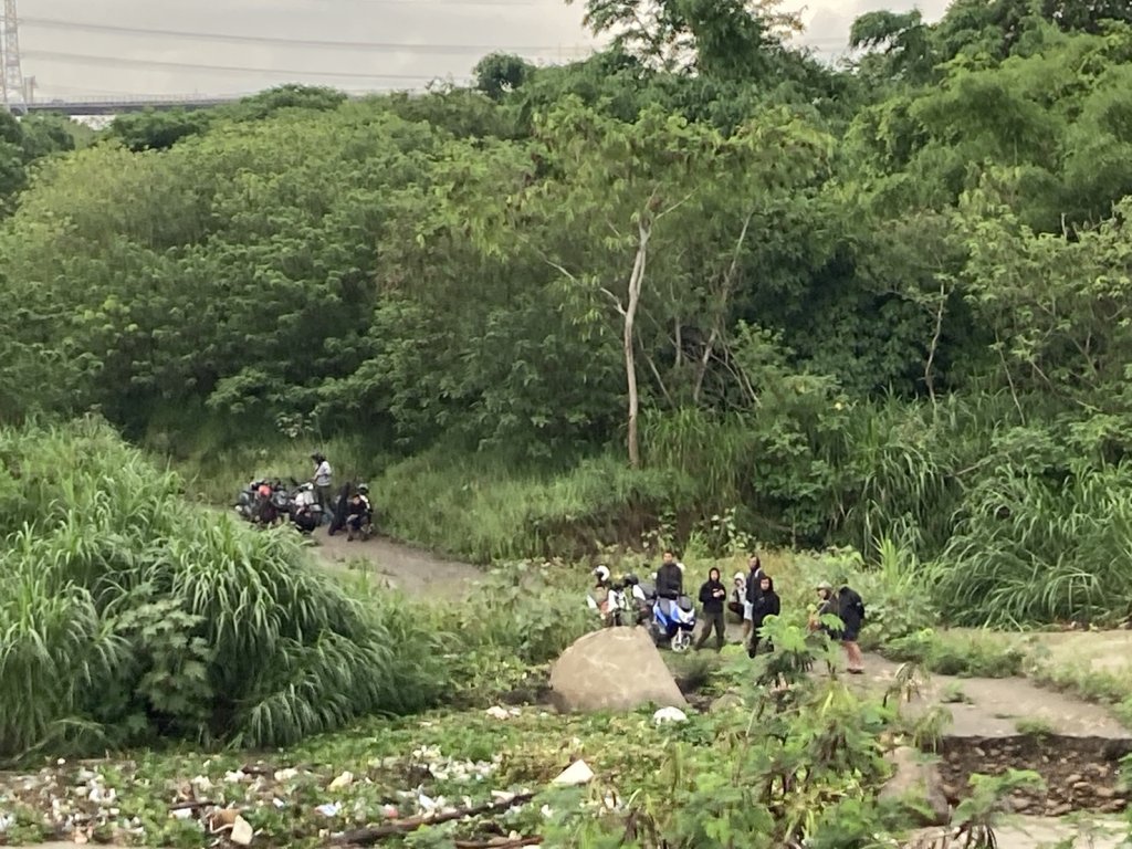 台中大肚圳抽水站旁沙洲驚傳受困事件 消防局成功救援13名外籍移工
