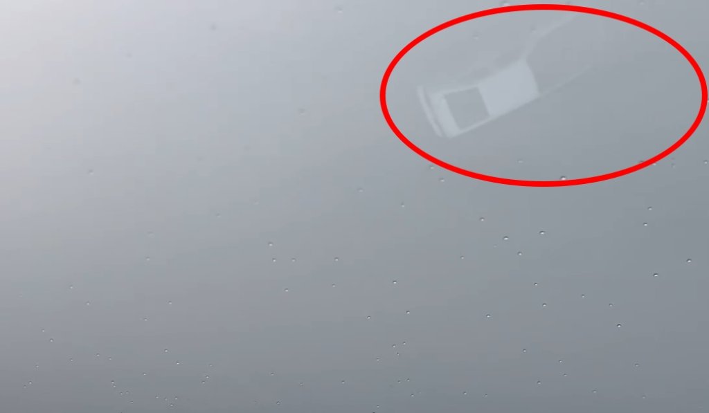 影／鞭炮煙霧炸上快速道路！駕駛驚呼「直接被過爐」