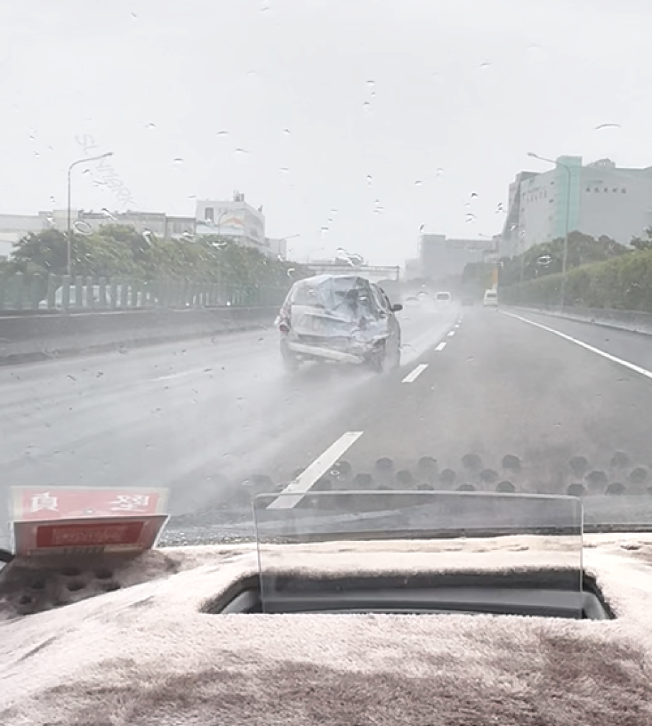 獨家爆料／國道驚見「塑膠袋戰損車」！車尾撞爛竟披塑膠上路 民眾傻眼：客家人精神？