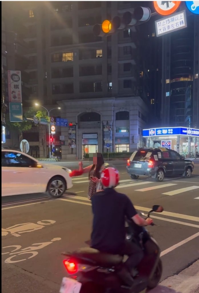 擋公車？中和路口驚見女子站三七步 對307公車前怒喊「你來啊」!