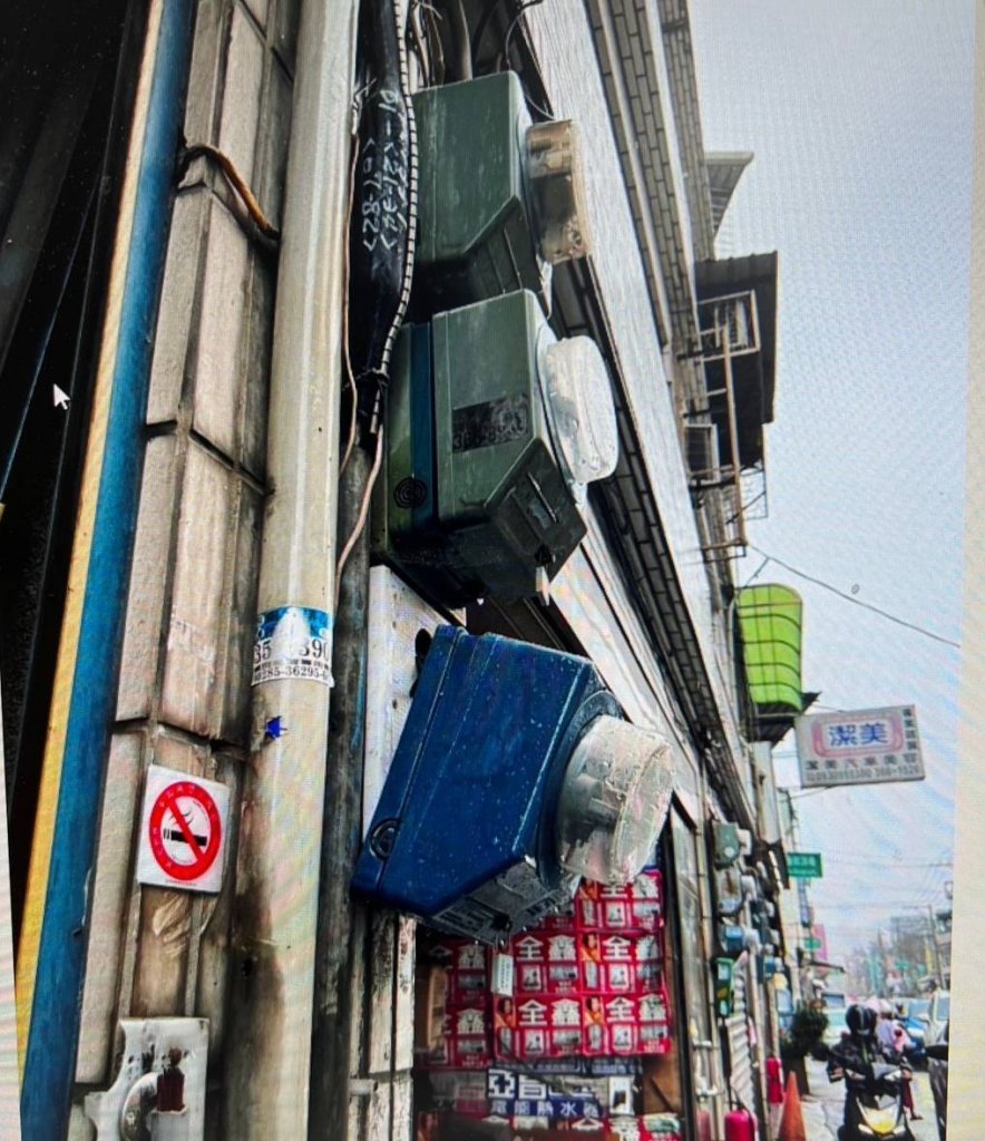 影/撞壞電錶竟落跑！桃園八德福國街驚見「機車版小貨車」