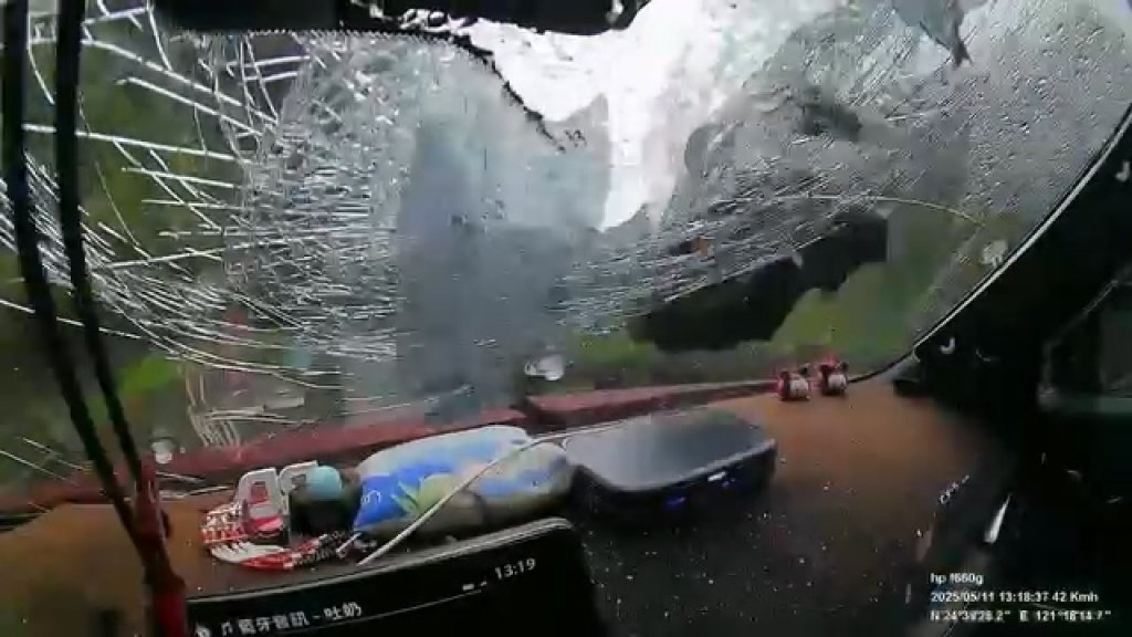 影／驚險！行經尖石鄉玉峰山區遇落石　遭砸「擋風玻璃全毀」車內視角影片曝光