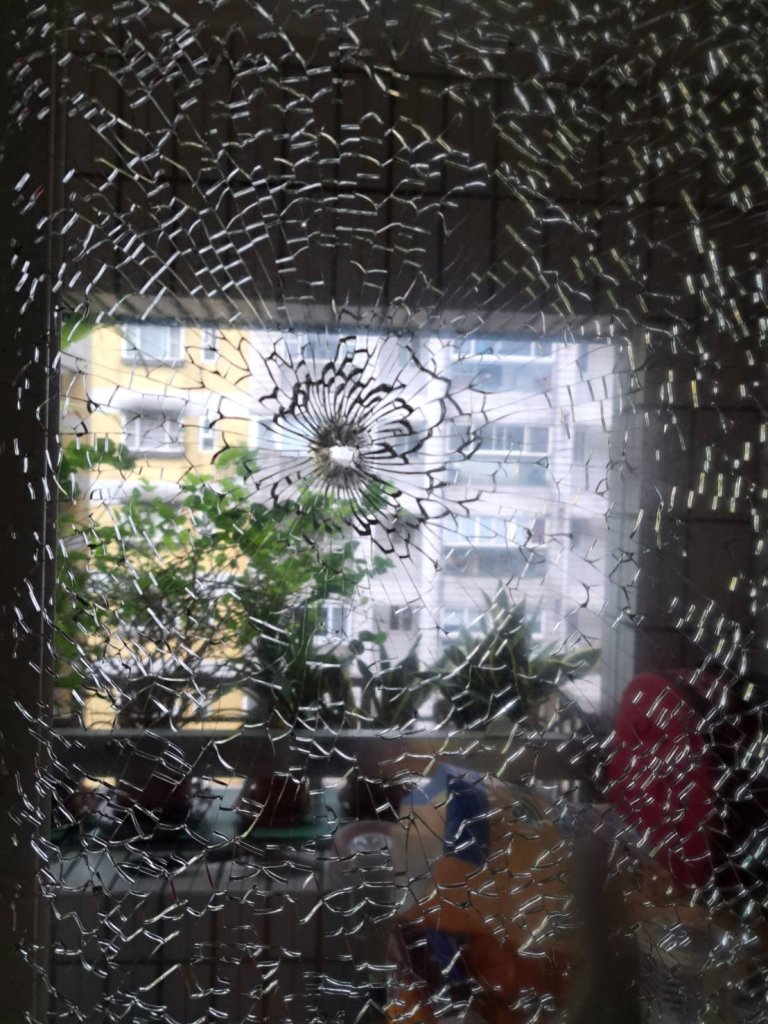 爆料／基隆山海觀社區驚傳槍擊事件？ 民眾外出用餐返家驚見陽台玻璃遭射穿