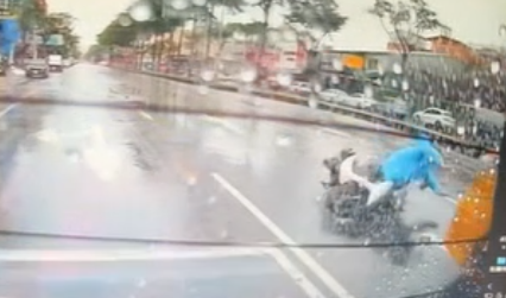 撞擊畫面曝光！ 　台中機車自摔追撞計程車騎士受傷送醫