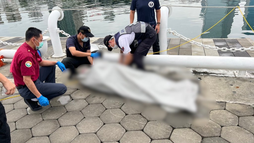 快訊／高雄流行音樂中心旁「有浮屍」！警消打撈上岸已屍僵