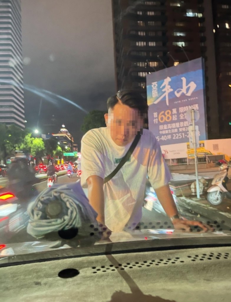 雨傘哥攔車惹禍!台中男酒後失控狂敲車 還害路人女子掛彩！