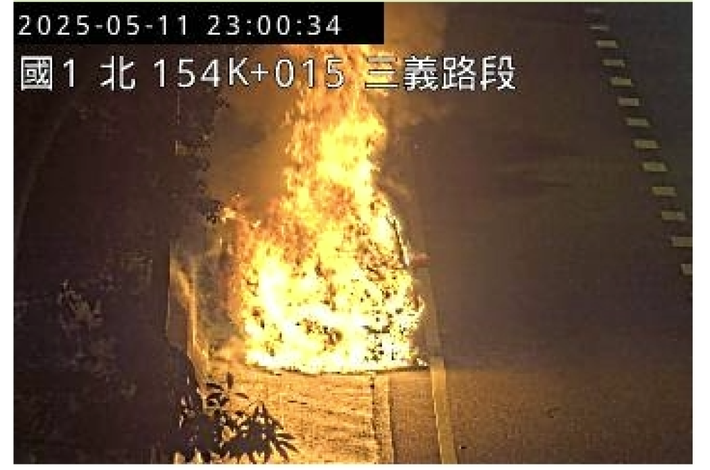 國道1號火燒車！　車內3人急逃生