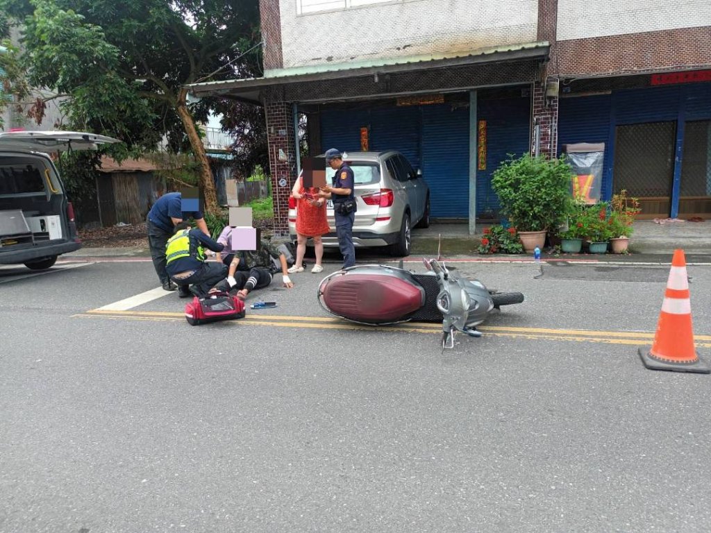狗路邊竄出闖禍！　機車撞上騎士乘客噴飛慘摔