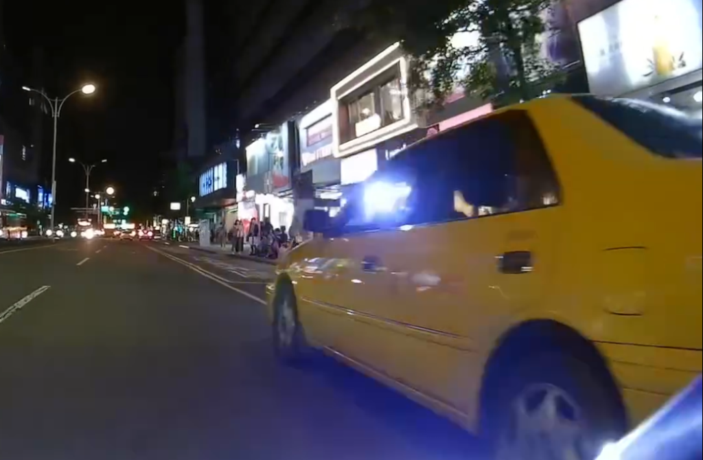 惡劣！小黃運將不滿被按喇叭　竟以手電筒照射機車騎士眼睛