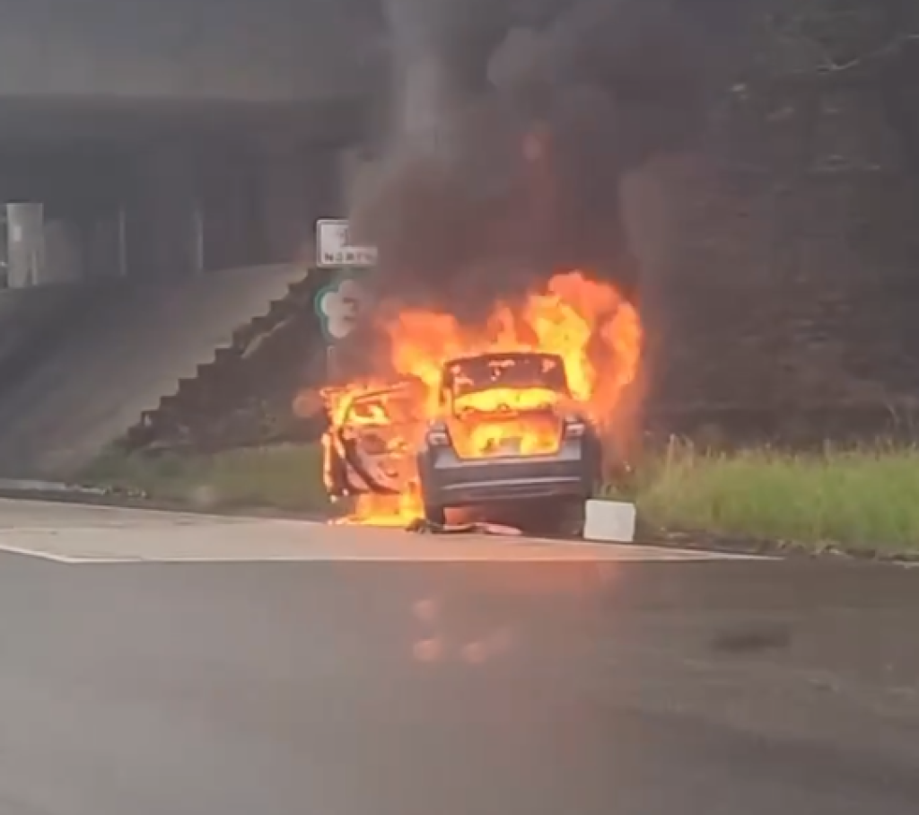 紅斑馬追車釀火燒車！ 　拒檢逃逸自小客車撞電桿著火