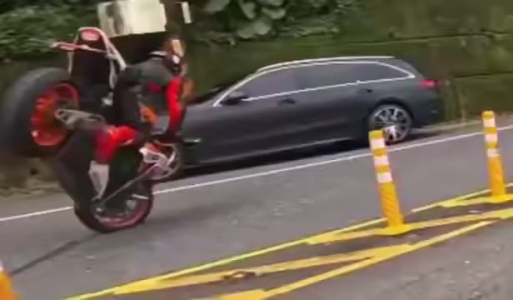 影／紅牌重機過財茂彎撞外側護欄　失控衝對向車道「前翻一圈」再撞賓士