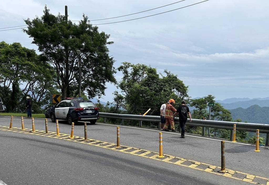北宜公路過彎失控！騎士自摔衝撞護欄跌墜邊坡