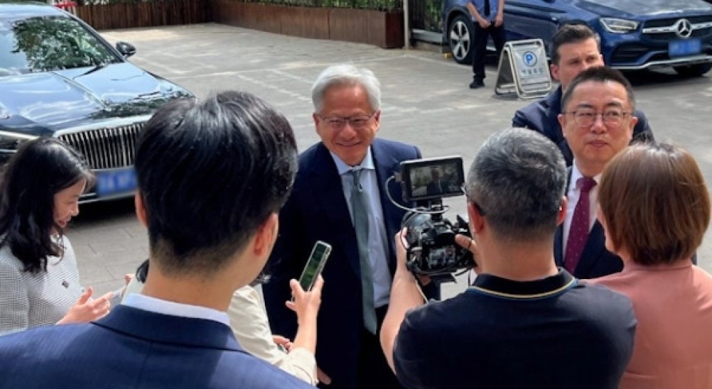AI教父黃仁勳來台? 私人包機悄悄飛抵松山機場
