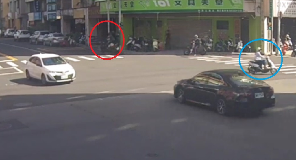 撞擊畫面曝光！台中機車路口「切西瓜」　害另輛機車失控撞燈柱