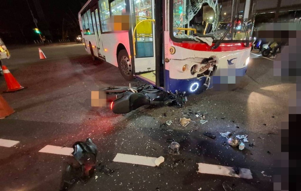 南港公車左轉對撞重機！騎士撞進車底險遭輾「左膝變形」
