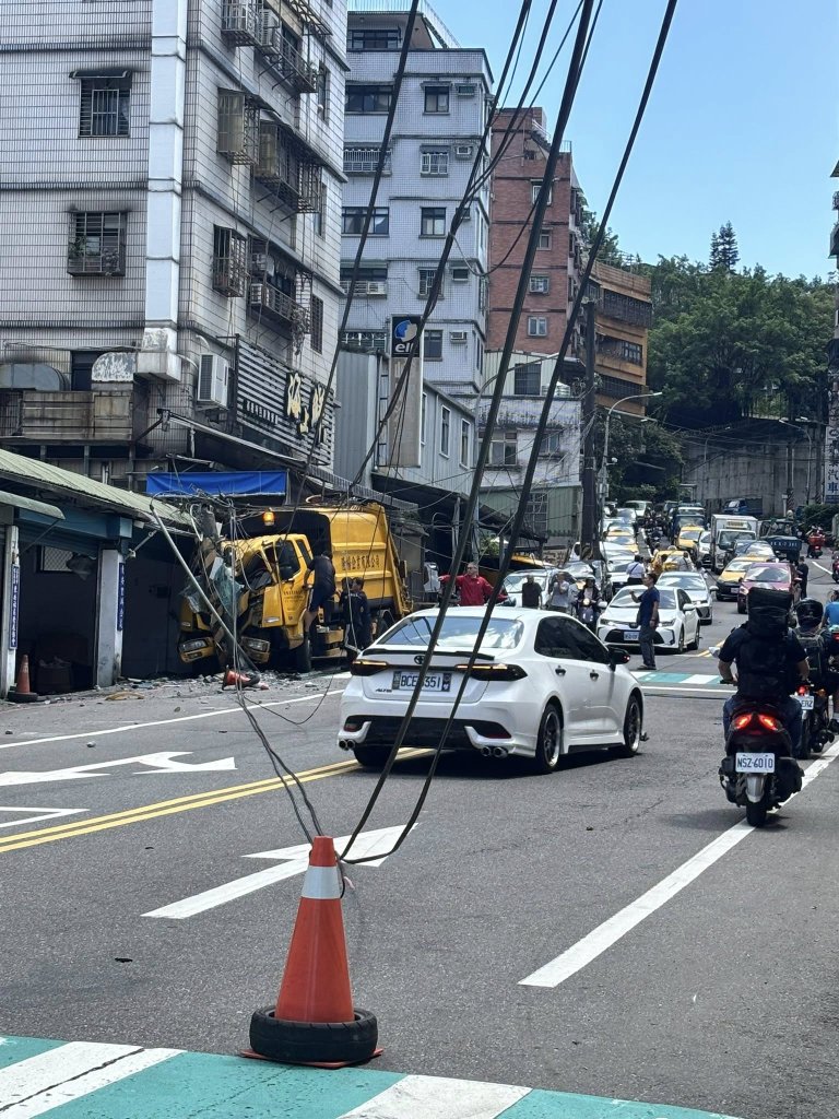 基隆培德路車禍！垃圾車下坡路段煞不住撞電桿扯落電線　駕駛受傷送醫