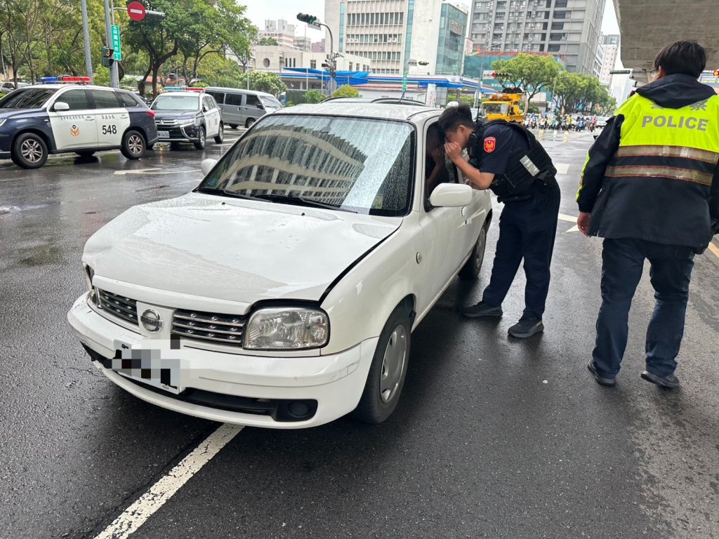 嚇到了！少年無照駕駛撞車反鎖車內拒下車　警安撫情緒喊話終開車門
