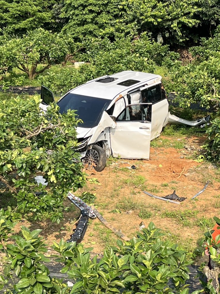 找帽子竟變驚魂行程！女駕駛林口失控衝落邊坡　2女受困險象環生
