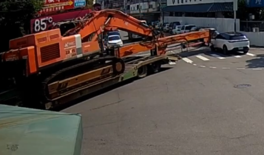 慘!新交車兩週休旅車被拖板車載的吊臂掃中　駕駛：差點命都沒了