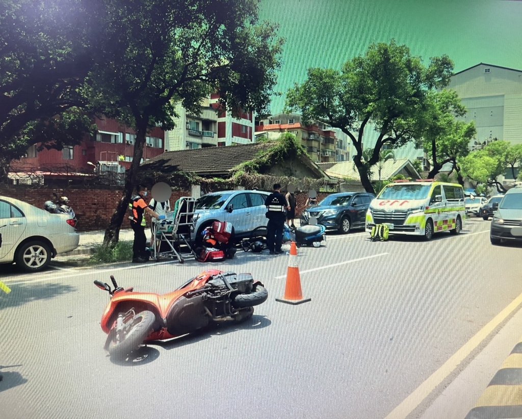 蛋液灑滿地！機車變換車道害翻3車　4人掛彩送醫