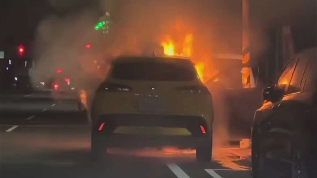 快訊／台南計程車突起火！司機聞異味急停車　整輛燒光還波及路旁5車