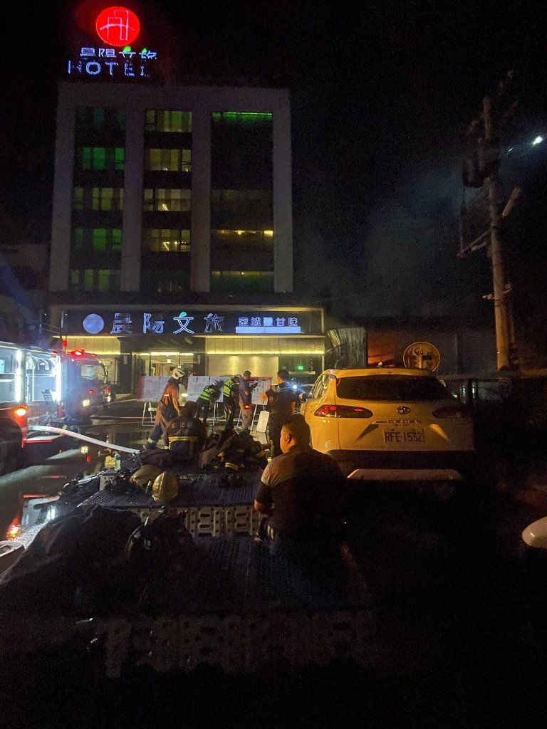 影/彰化員林鋰電池倉庫凌晨猛爆火警　旅館17人驚逃一夜未眠