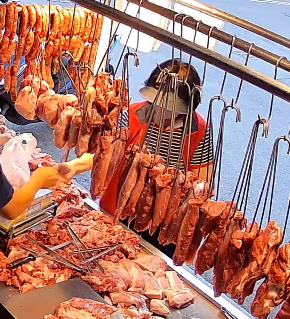 影／順手牽肉！大媽市場攤販消費「偷塞進塑膠袋」　店家怒PO監視器 