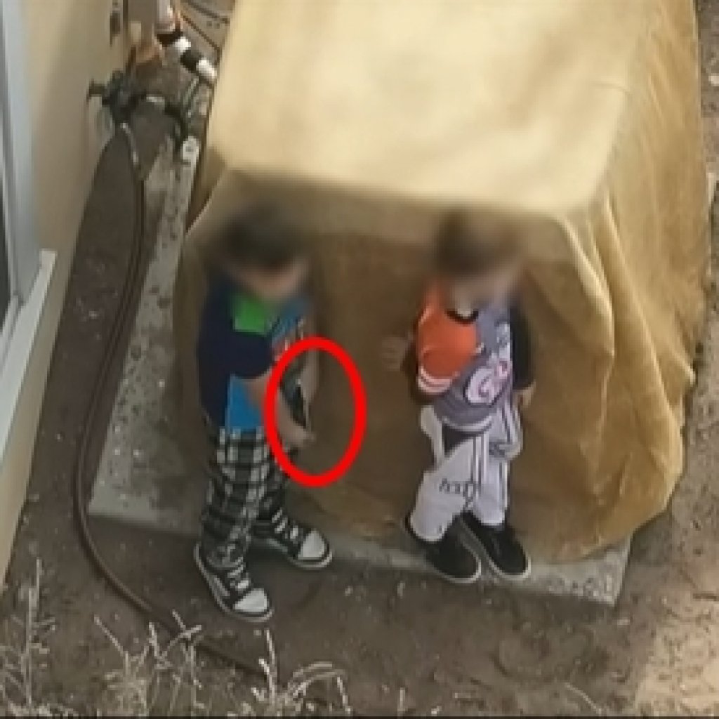 美7歲9歲兄弟持真槍與警對峙　當街交換槍還扣扳機！