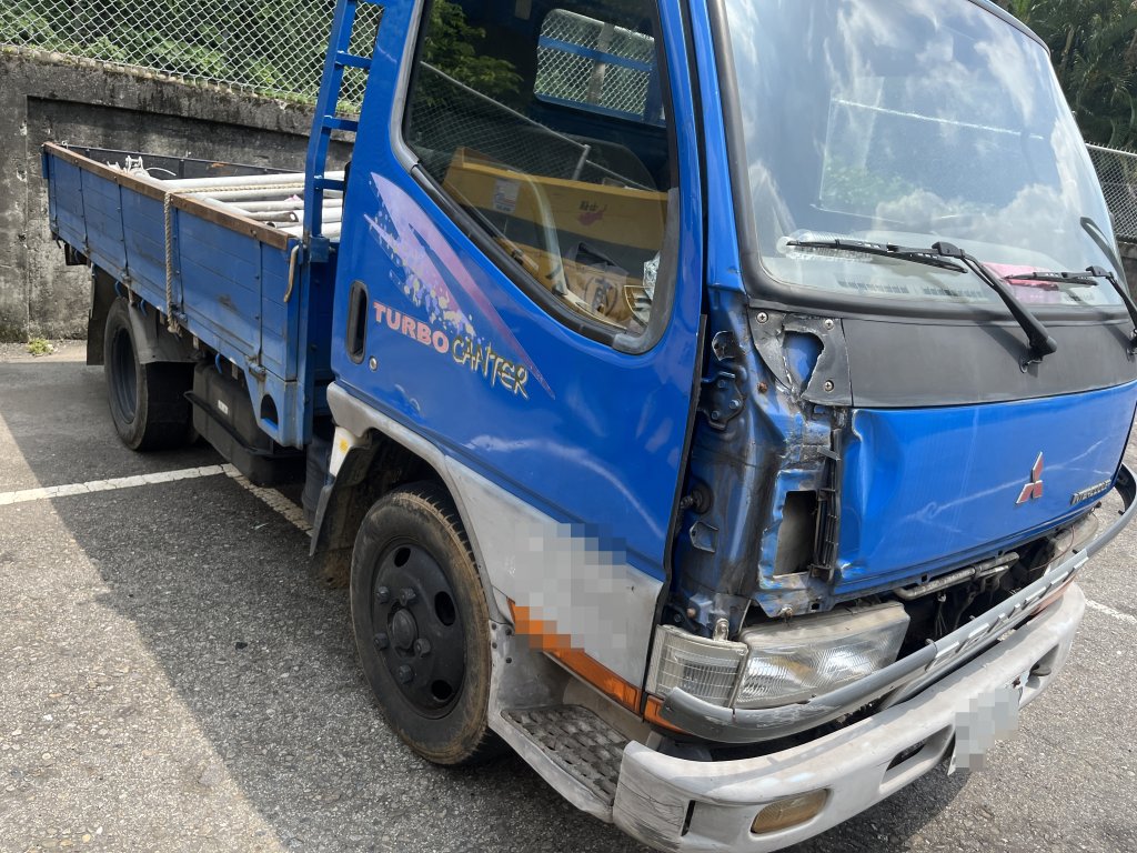 影/國道一號五股段2小貨車擦撞逆向停放　所幸無人傷亡