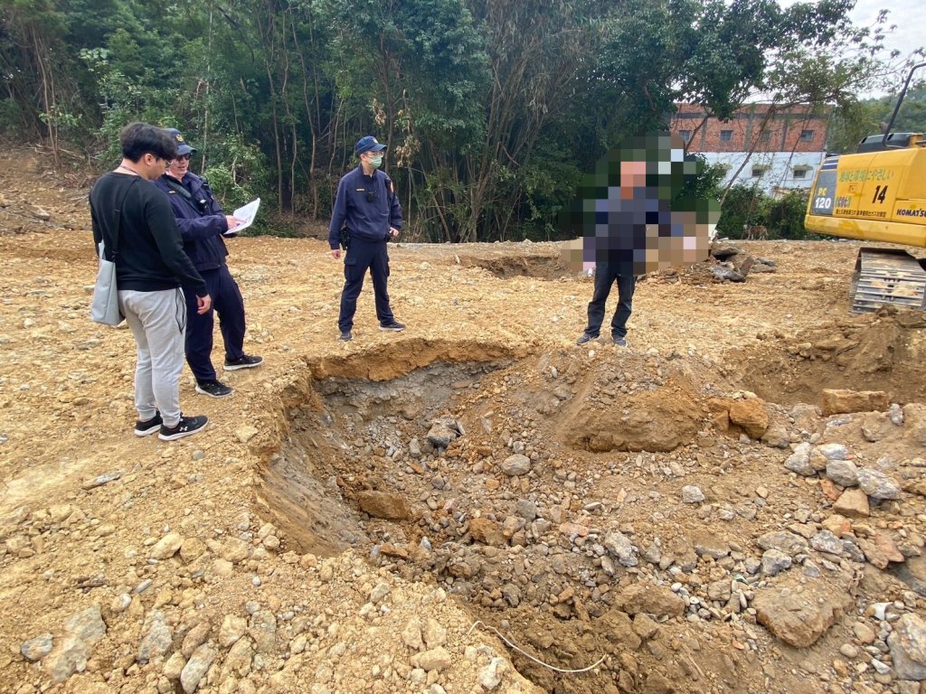 彰化市查獲違法掩埋營建廢棄物　警方與環保單位聯手開挖查緝
