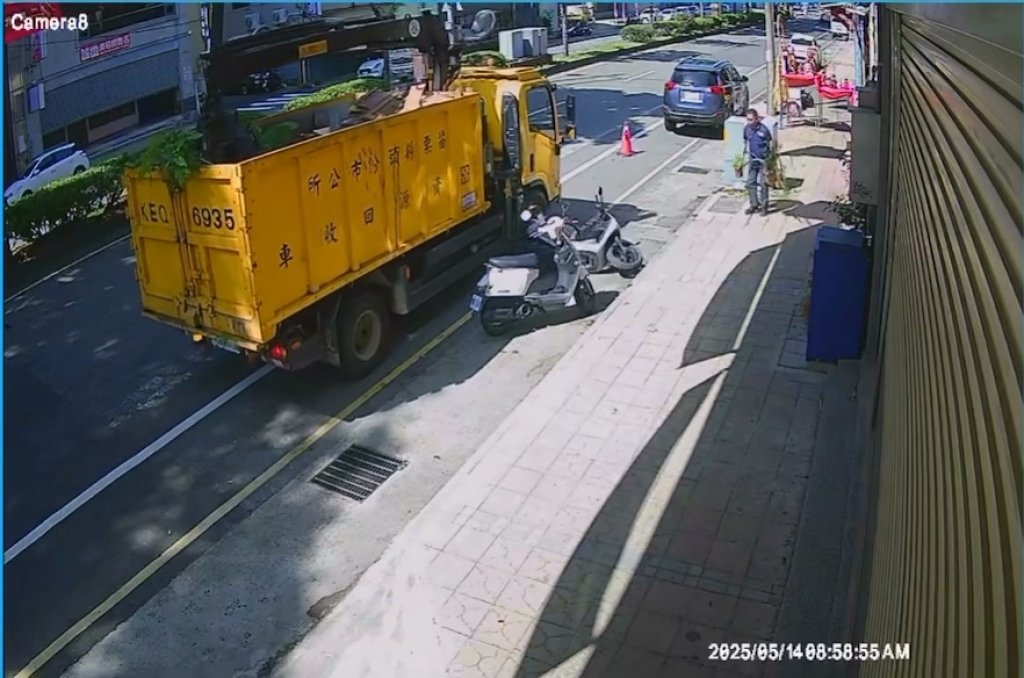 影／資源回收車撞倒機車！苗栗民眾不滿批「裝沒事」　清潔隊長回應了