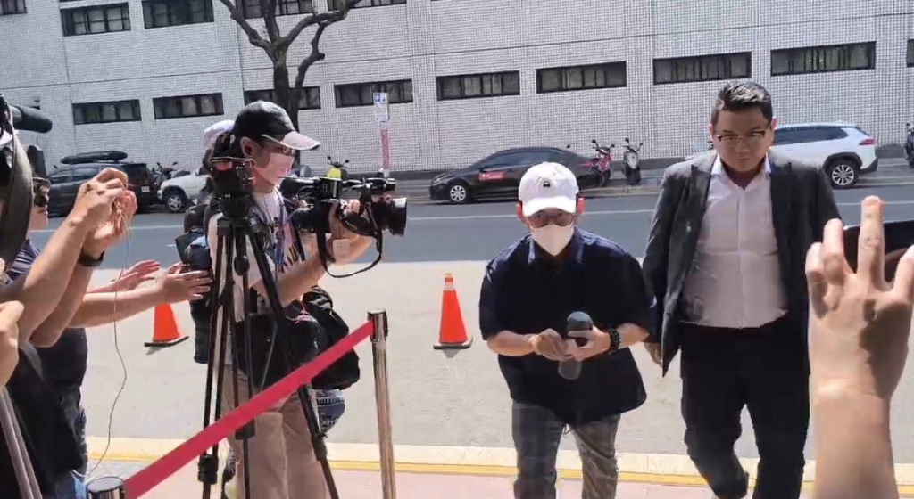 黃子佼涉「創意私房」今二審開庭　和15人和解再穿同一套戰袍沉默現身