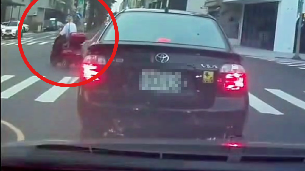 台南婆馬路當星光大道！駕電動車「鬼切」害追撞　淡定離場全都錄
