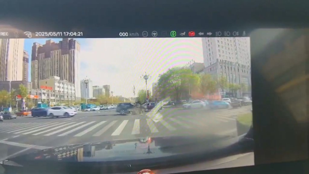 影／國中生雙載沒戴安全帽！時速100闖紅燈撞轎車「空翻2圈」重摔身亡　影片陸網瘋傳