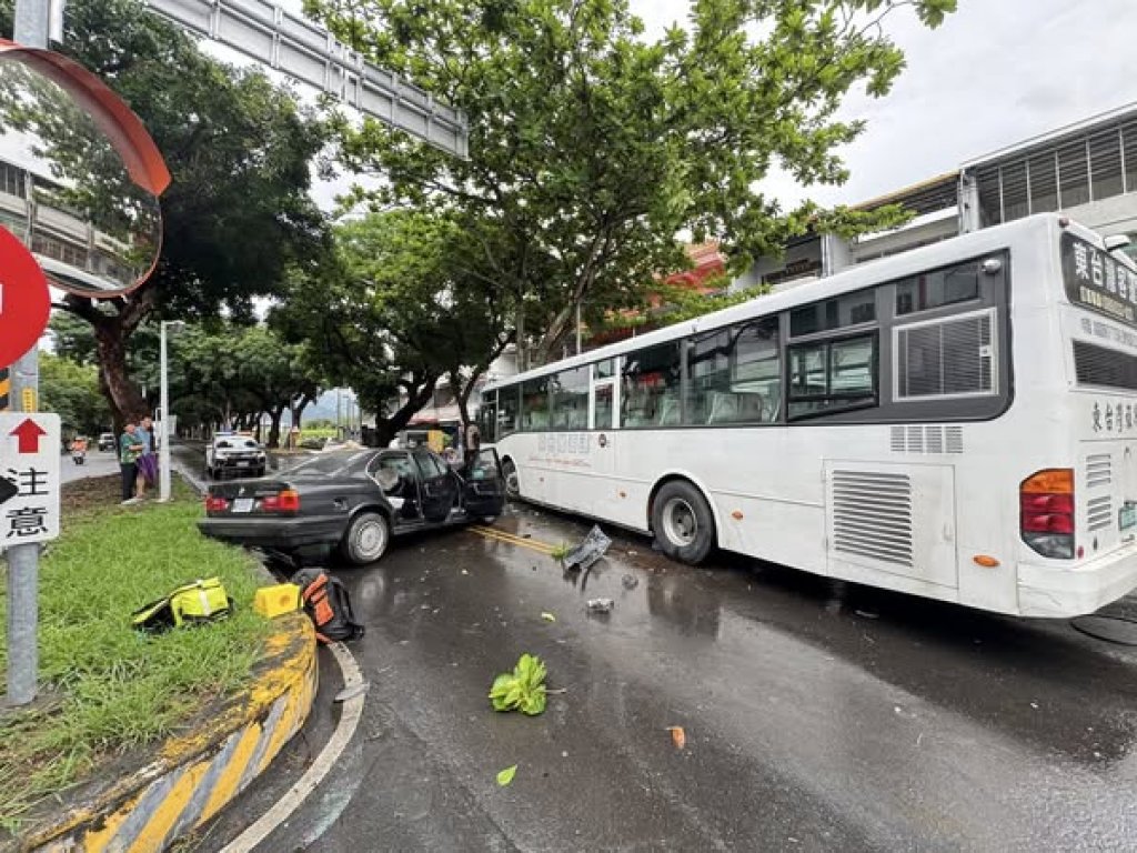 台東綠色隧道車禍！　公車轎車對撞3人受傷1命危