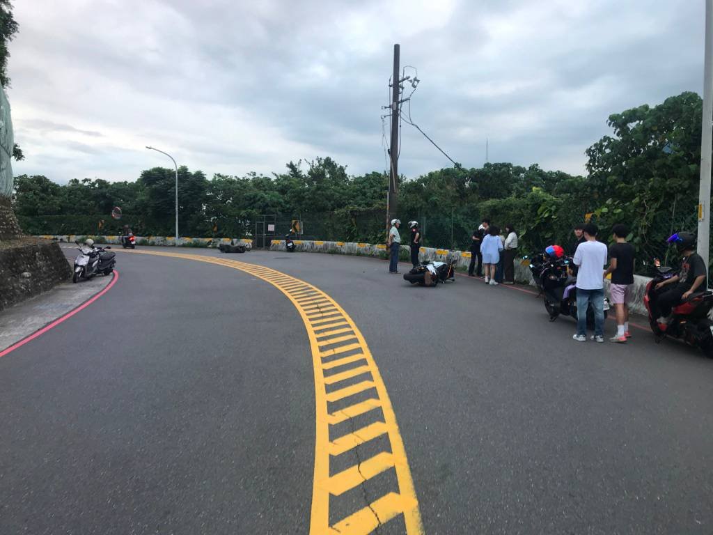 淡水重機過彎自摔衝撞對向機車　騎士頭骨凹陷命危搶救中