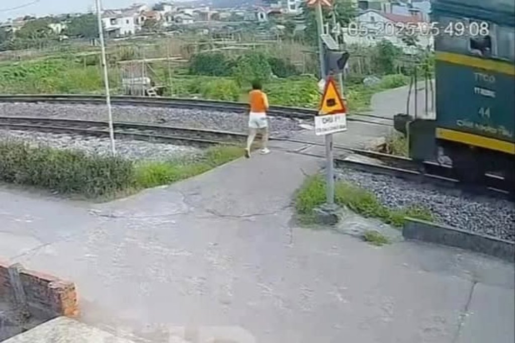影／穿越鐵軌沒注意火車！下一秒被撞飛數公尺倒地　越女奇蹟生還影片瘋傳