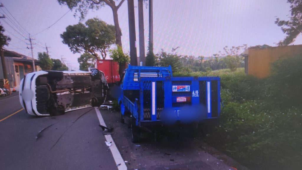 桃園八德清晨連環撞！小客車連撞2貨車「立筊」了