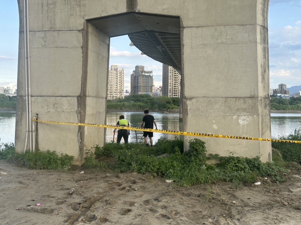 新北大漢溪見人體漂浮　女留包鞋浮沉新月橋下