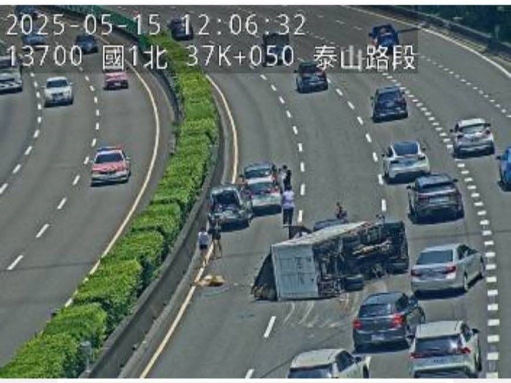 快訊／國道1號林口段5車連環撞　小貨車翻覆貨物散落釀回堵