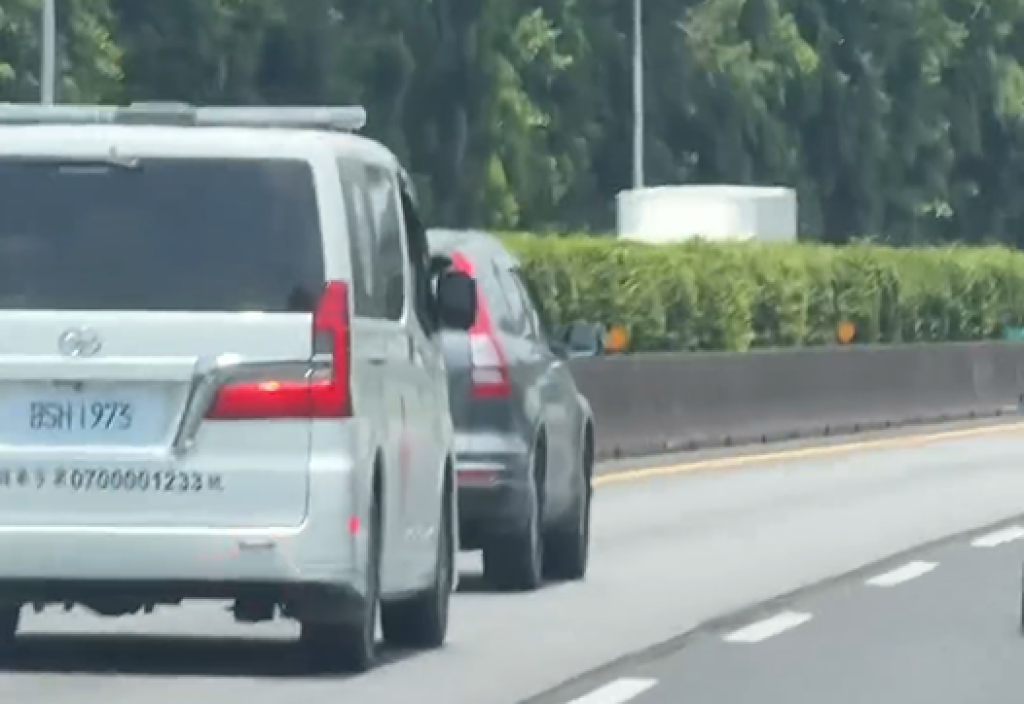 影／救護車國道鳴笛！轎車占內線就是不讓　目擊者：還跟救護車尬車