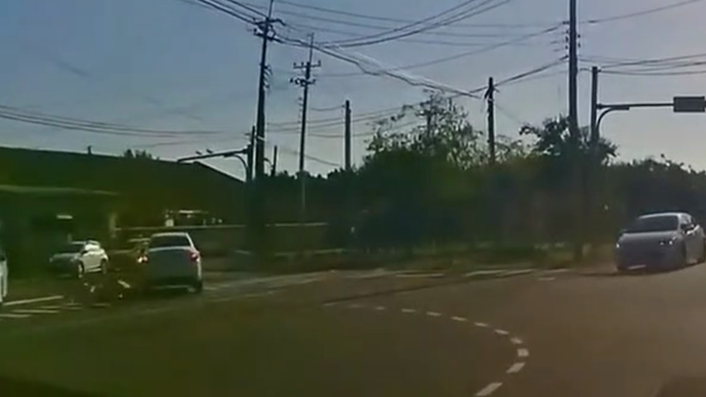 影／差點捲車底！女學生過馬路遭白車「切西瓜」撞飛　目擊者嚇壞 