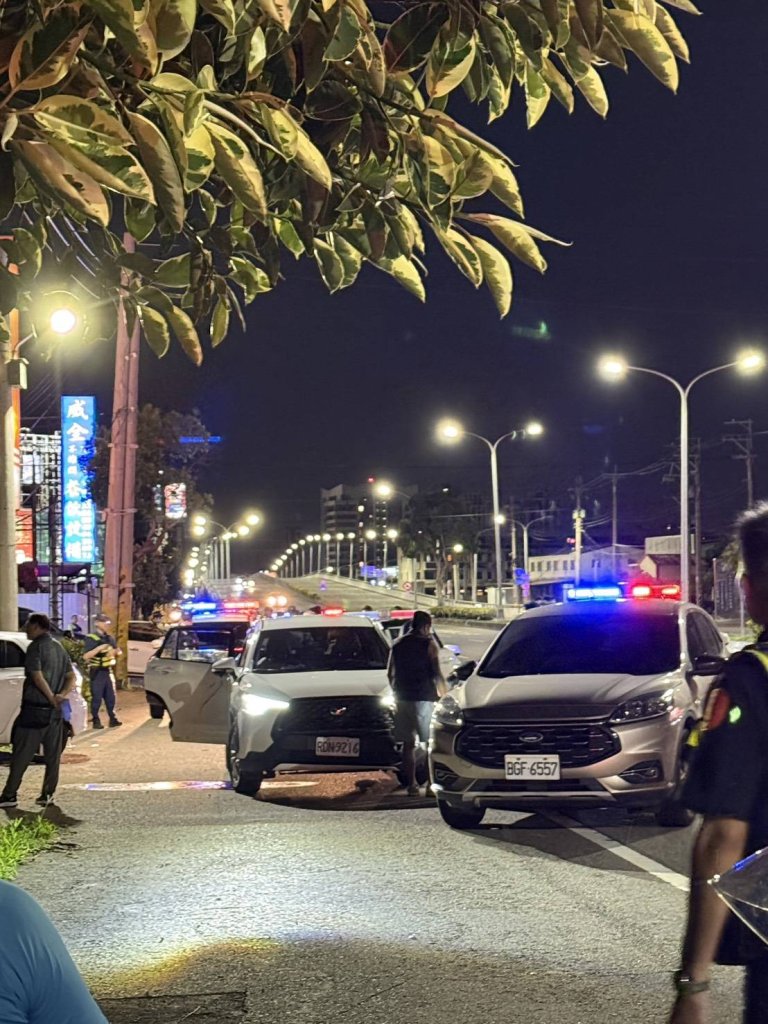 台中梧棲行車糾紛爆街頭衝突！　雙方互毆石頭砸車