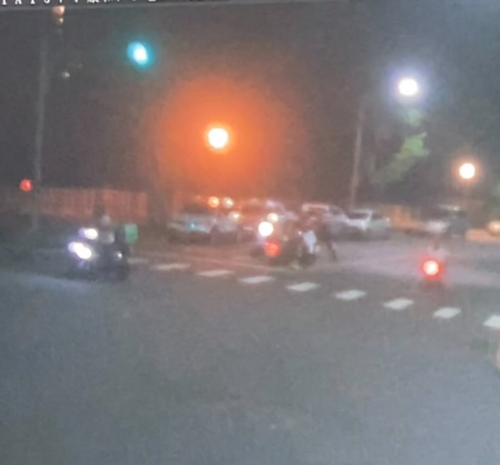 紅燈前爆衝突！高雄康定路機車VS電動車互毆　騎士急徵外送員行車記錄器助釐清真相