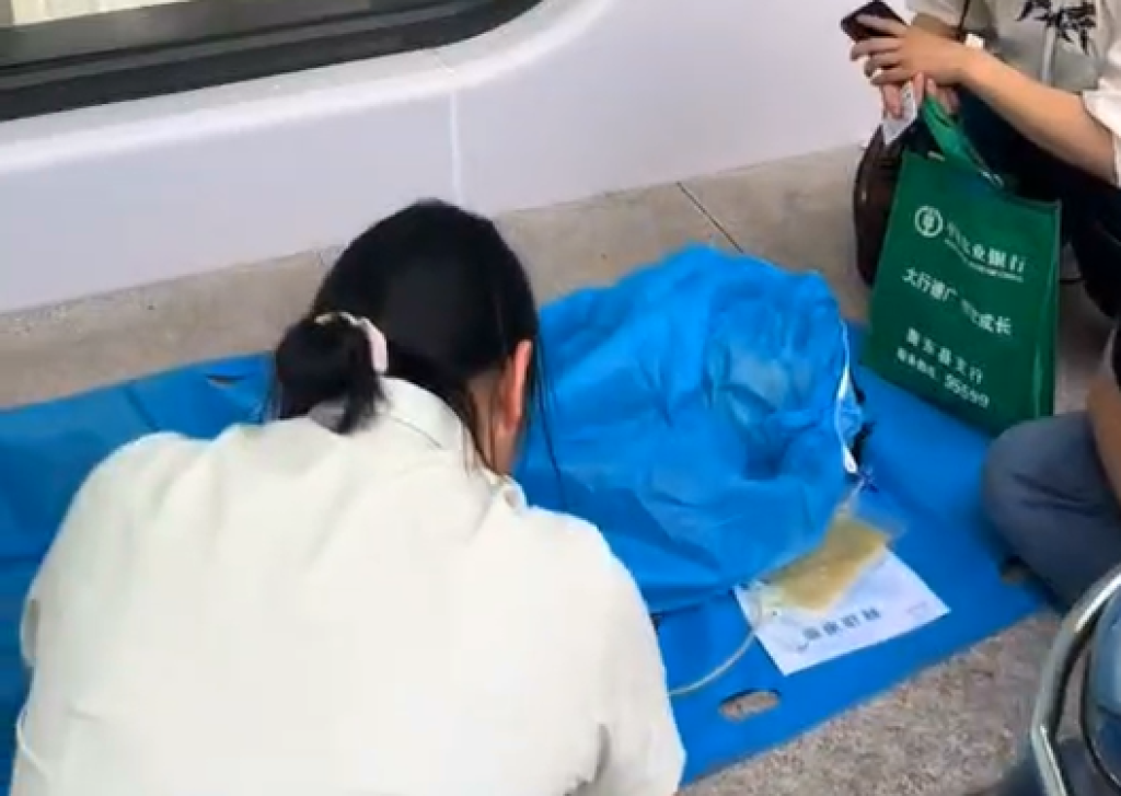 影／病重老婦被要求本人到場領錢！坐輪椅出院在銀行門口去世　影片陸網瘋傳